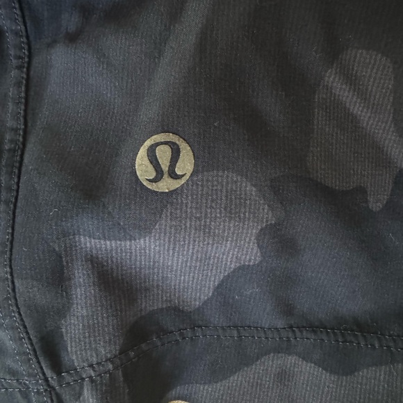 Lululemon Men’s Workout Shorts Size L - Picture 3 of 3